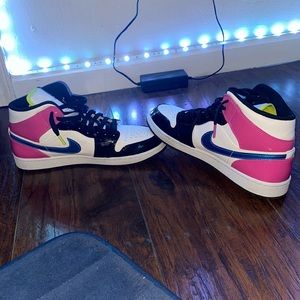 AIR JORDAN 1 MID SE 'CYBER ACTIVE FUCHSIA